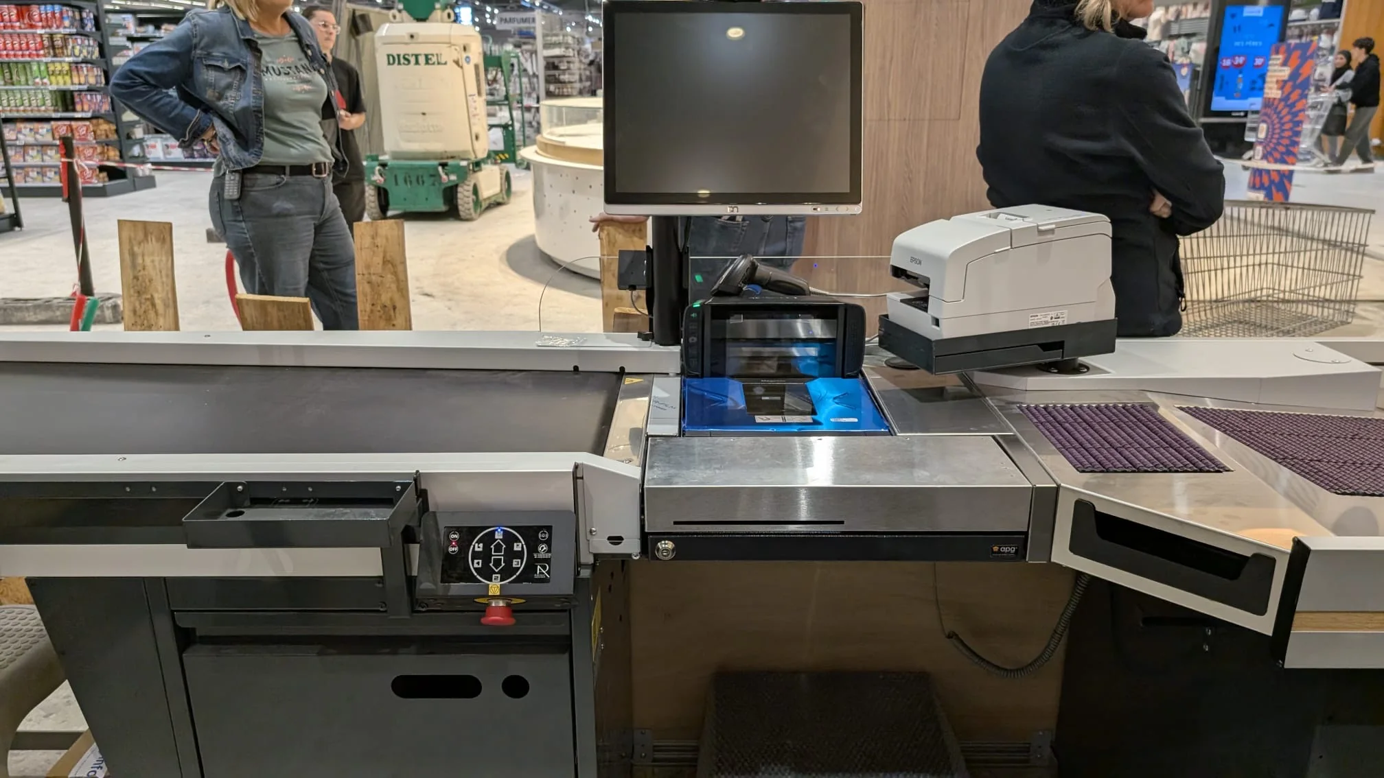 Scanner et caisse raccordés dans un magasin
