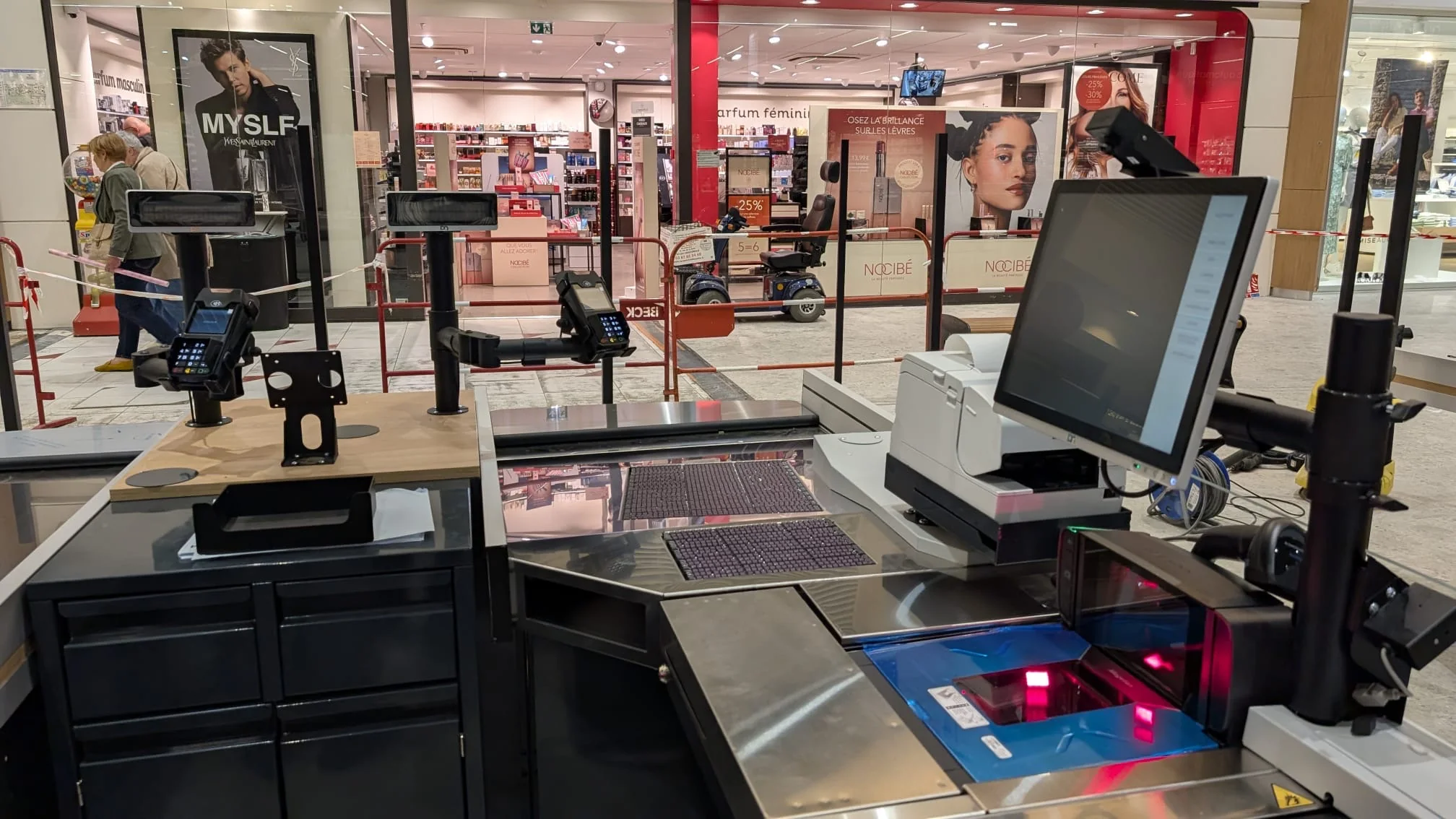Postes d'encaissement configurés dans un commerce