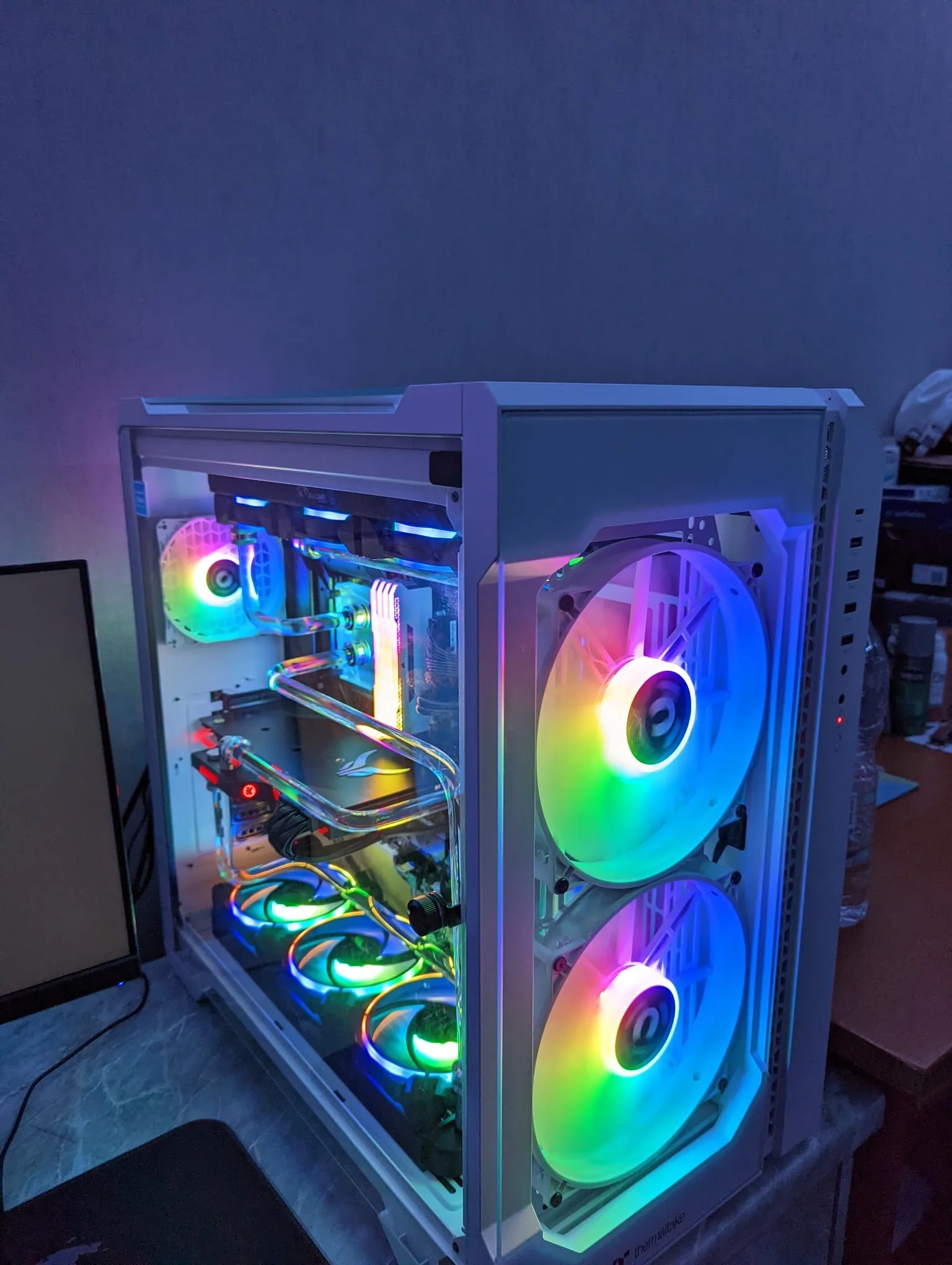 PC gamer RGB monté vue de côté
