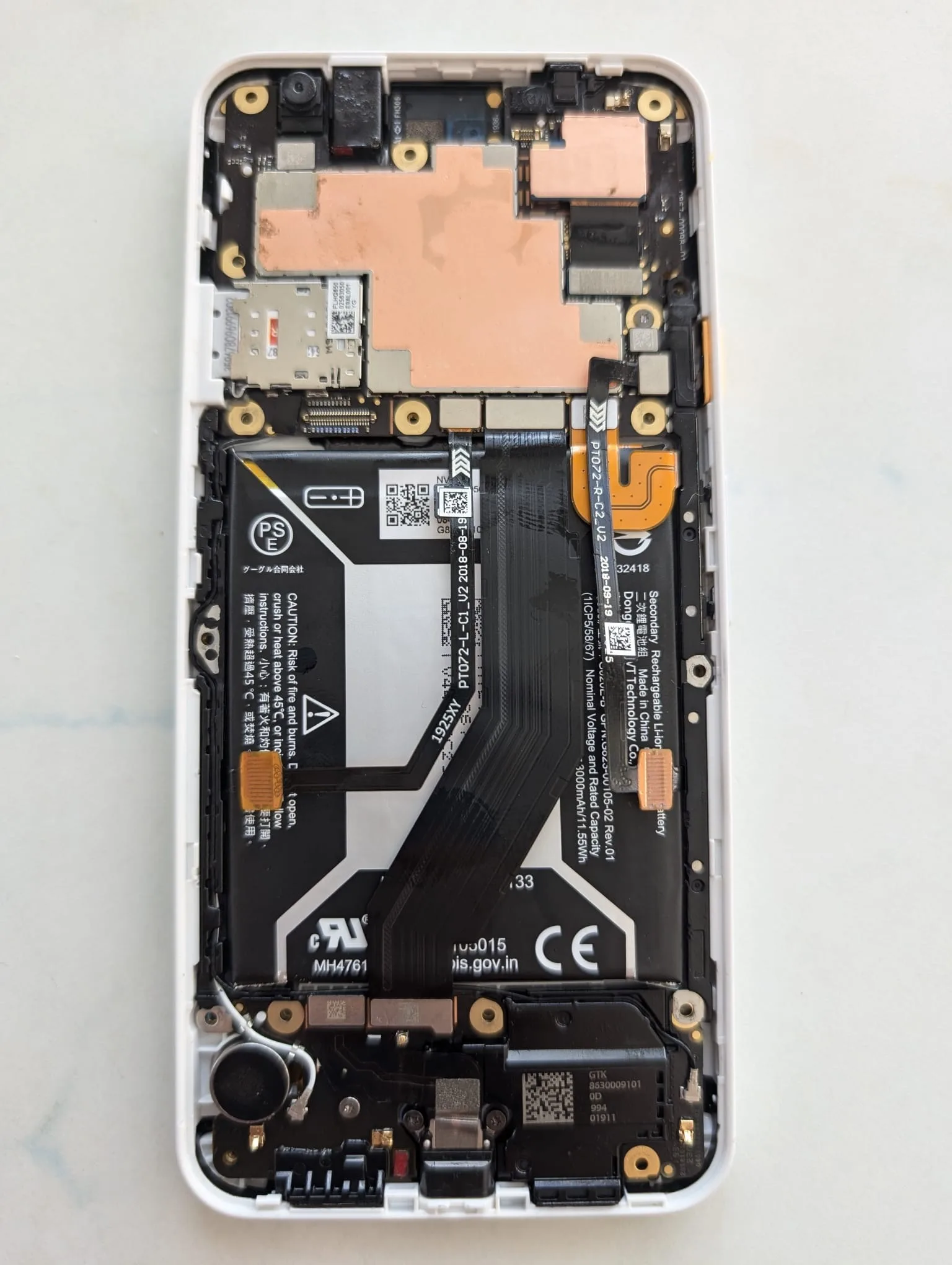 Téléphone ouvert, châssis visible