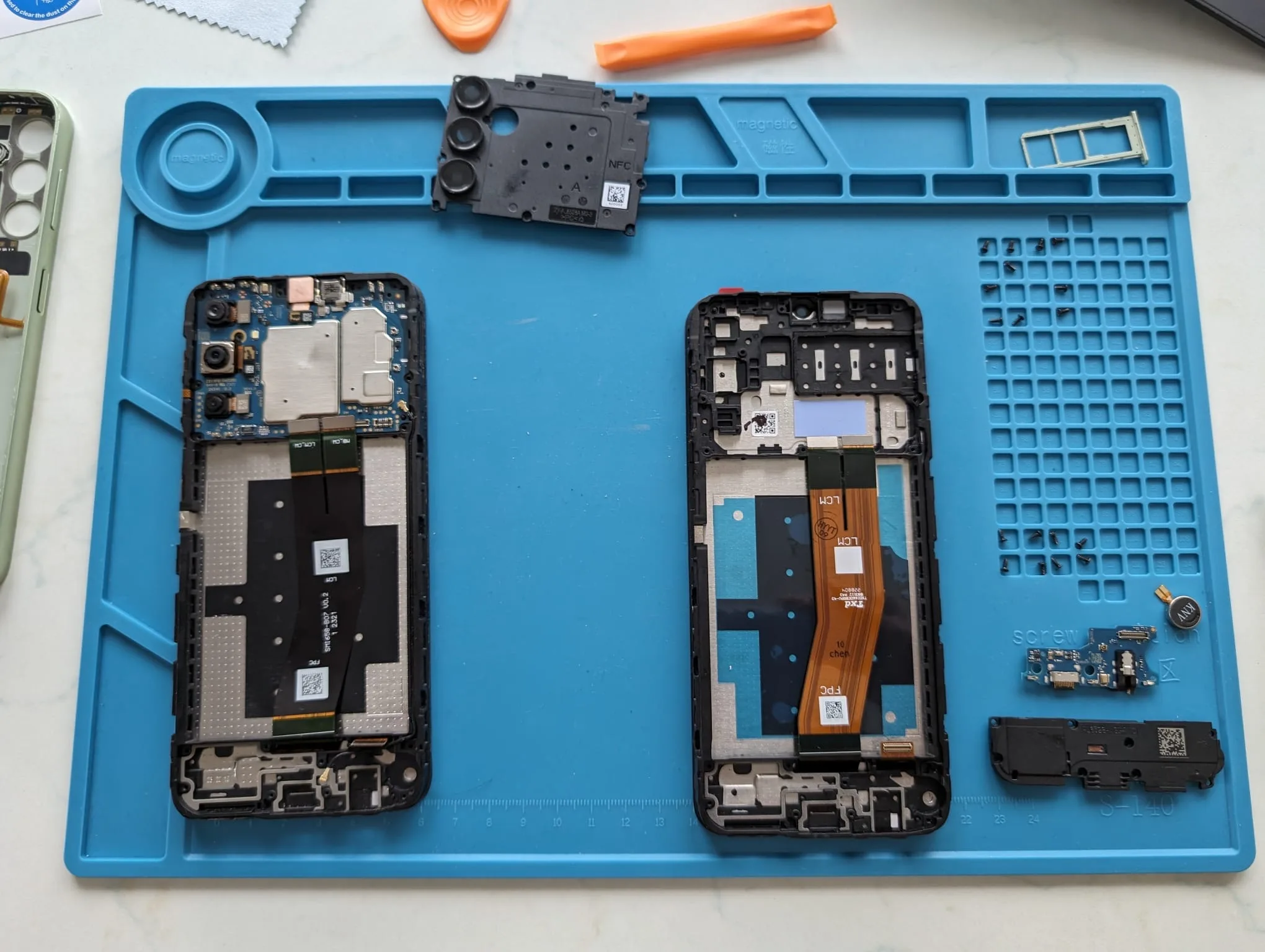 Deux téléphones ouverts en réparation