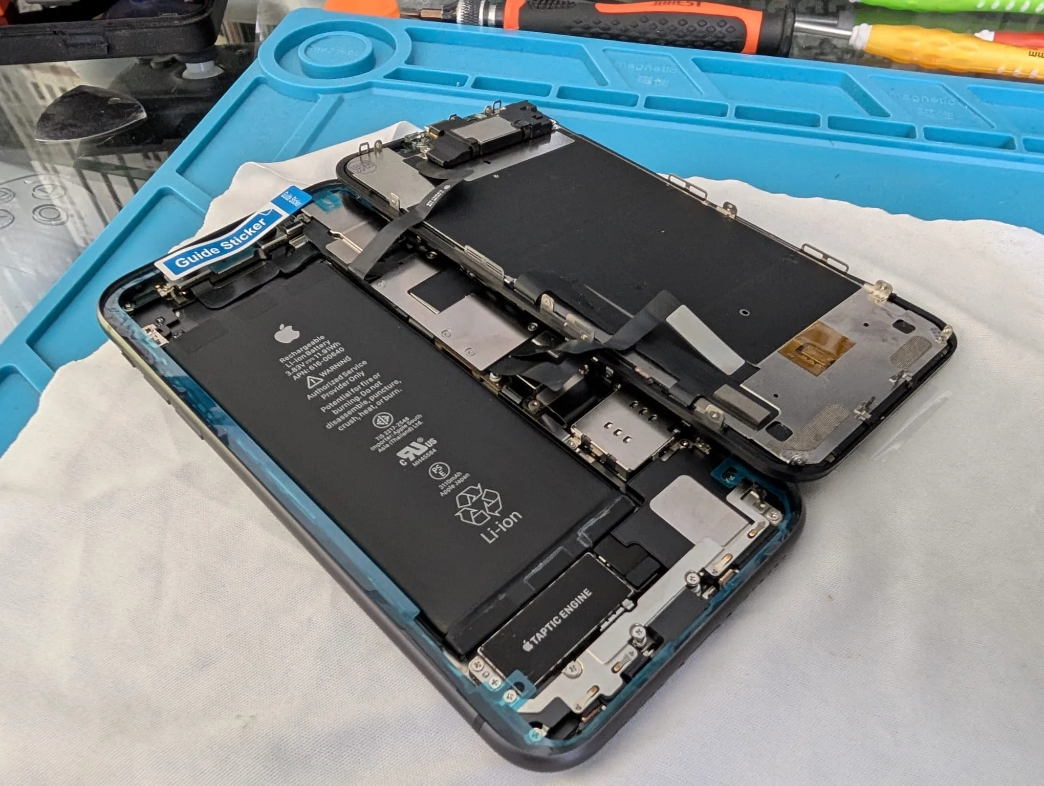 Téléphone ouvert, batterie vue 1