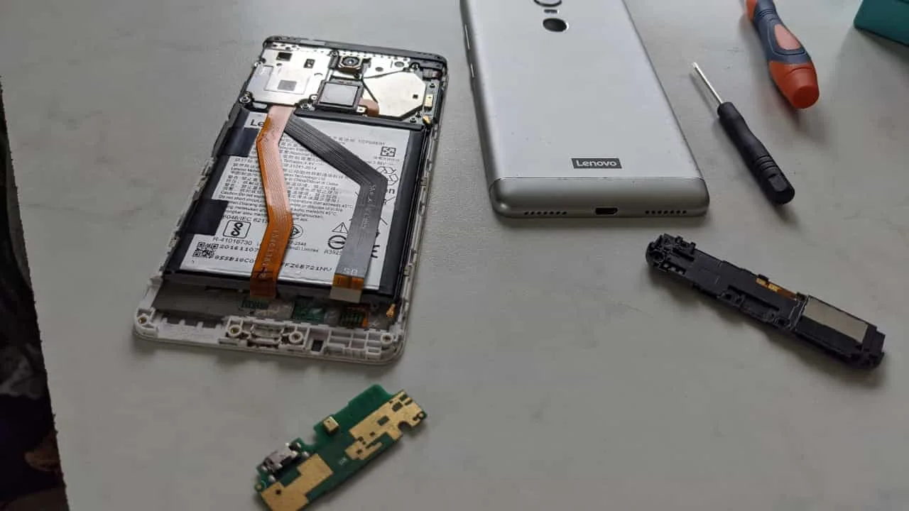 Réparation smartphone sur table atelier