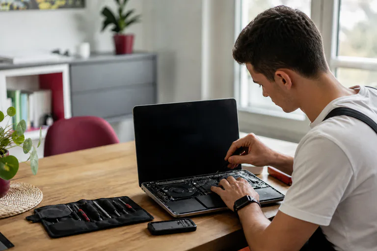 Jason d'ACDJ Informatique réparant un ordinateur à domicile à Épinal